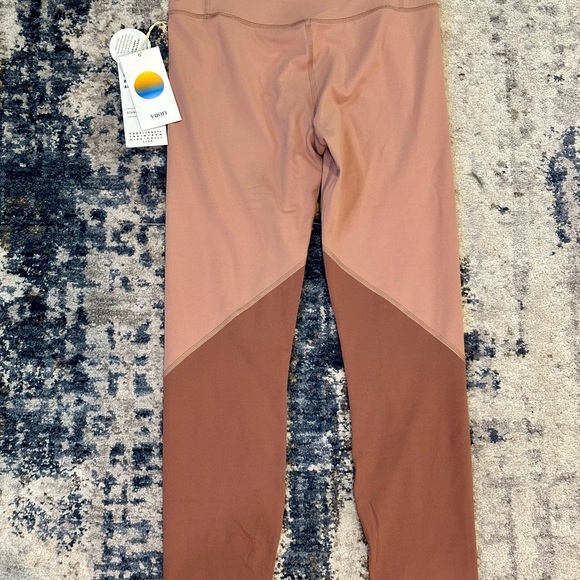 Vuori Women's CB Studio Yoga Leggings Color Light Terracota Size Medium NEW - Picture 7 of 11